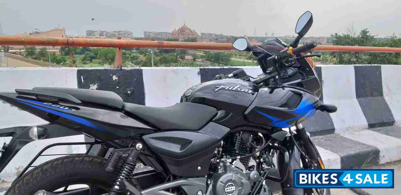 Black Bajaj Pulsar 220 DTSFi