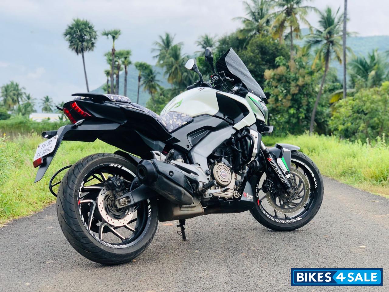 White Bajaj Dominar 400