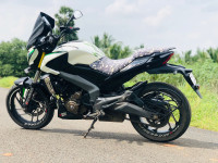 White Bajaj Dominar 400