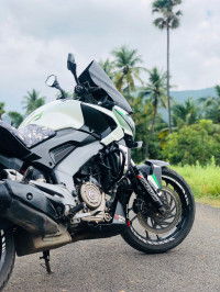White Bajaj Dominar 400