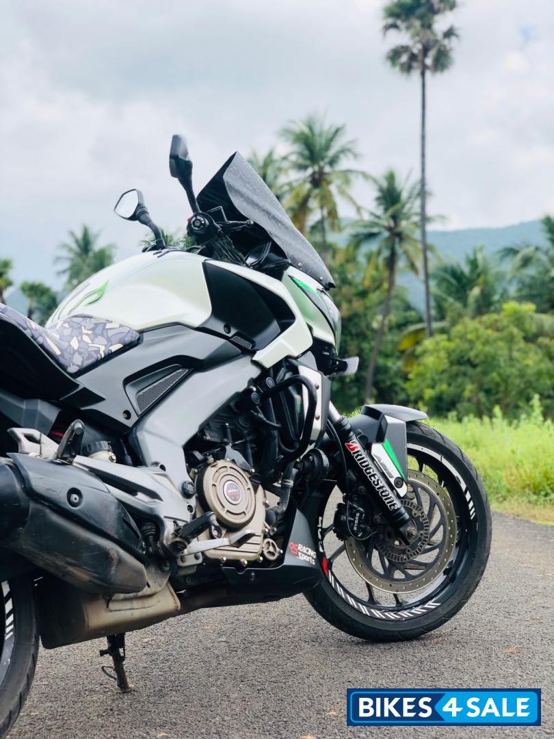 White Bajaj Dominar 400