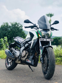 White Bajaj Dominar 400