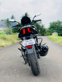 White Bajaj Dominar 400
