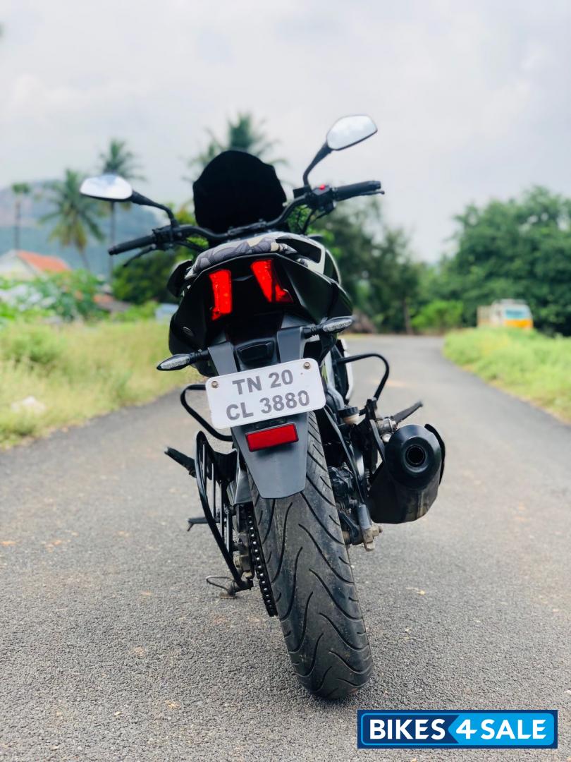 White Bajaj Dominar 400