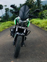 White Bajaj Dominar 400