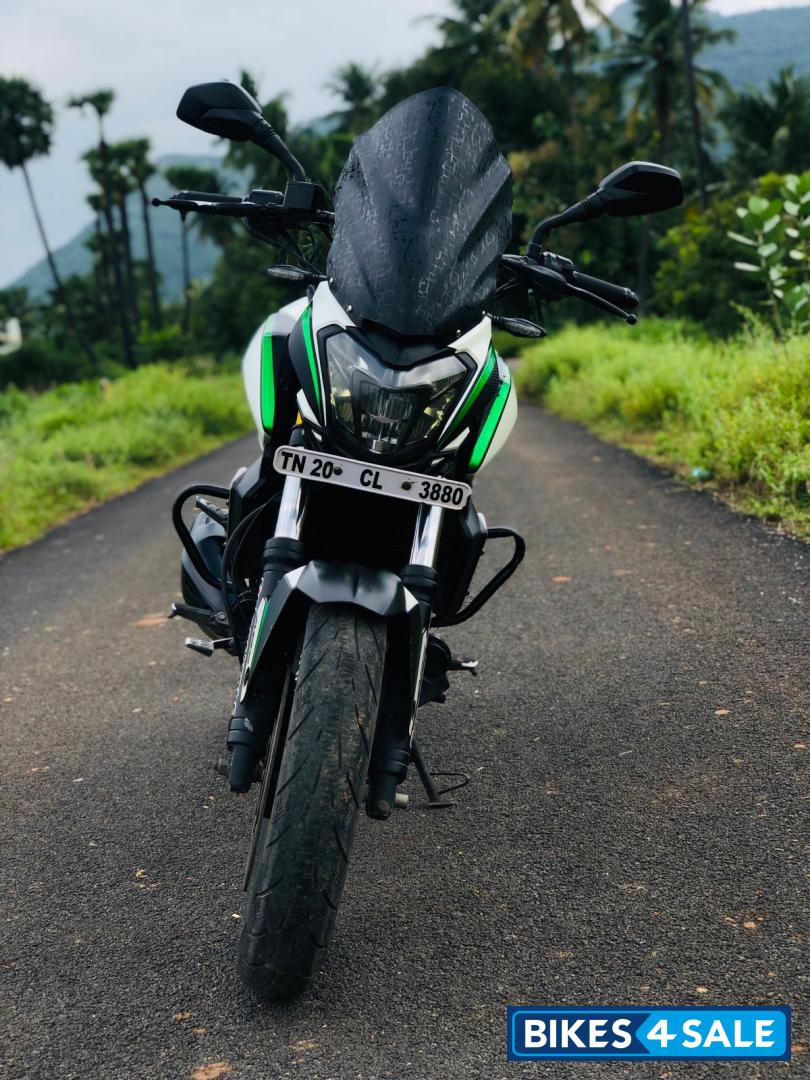White Bajaj Dominar 400