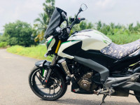 White Bajaj Dominar 400