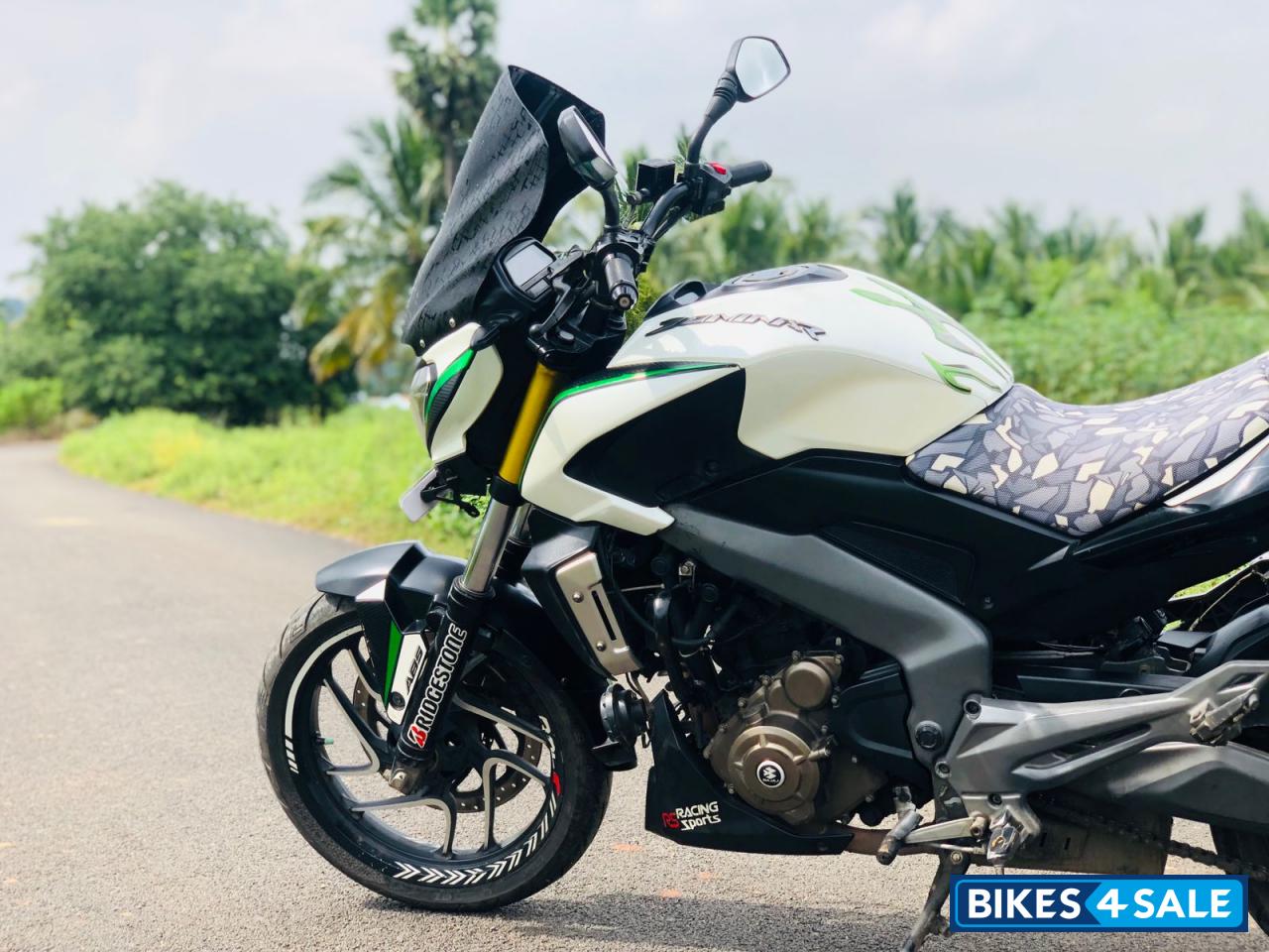White Bajaj Dominar 400