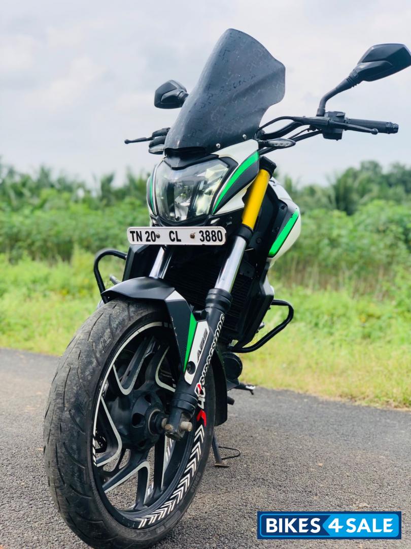 White Bajaj Dominar 400