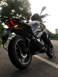 White Bajaj Dominar 400