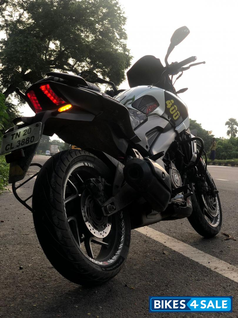 White Bajaj Dominar 400
