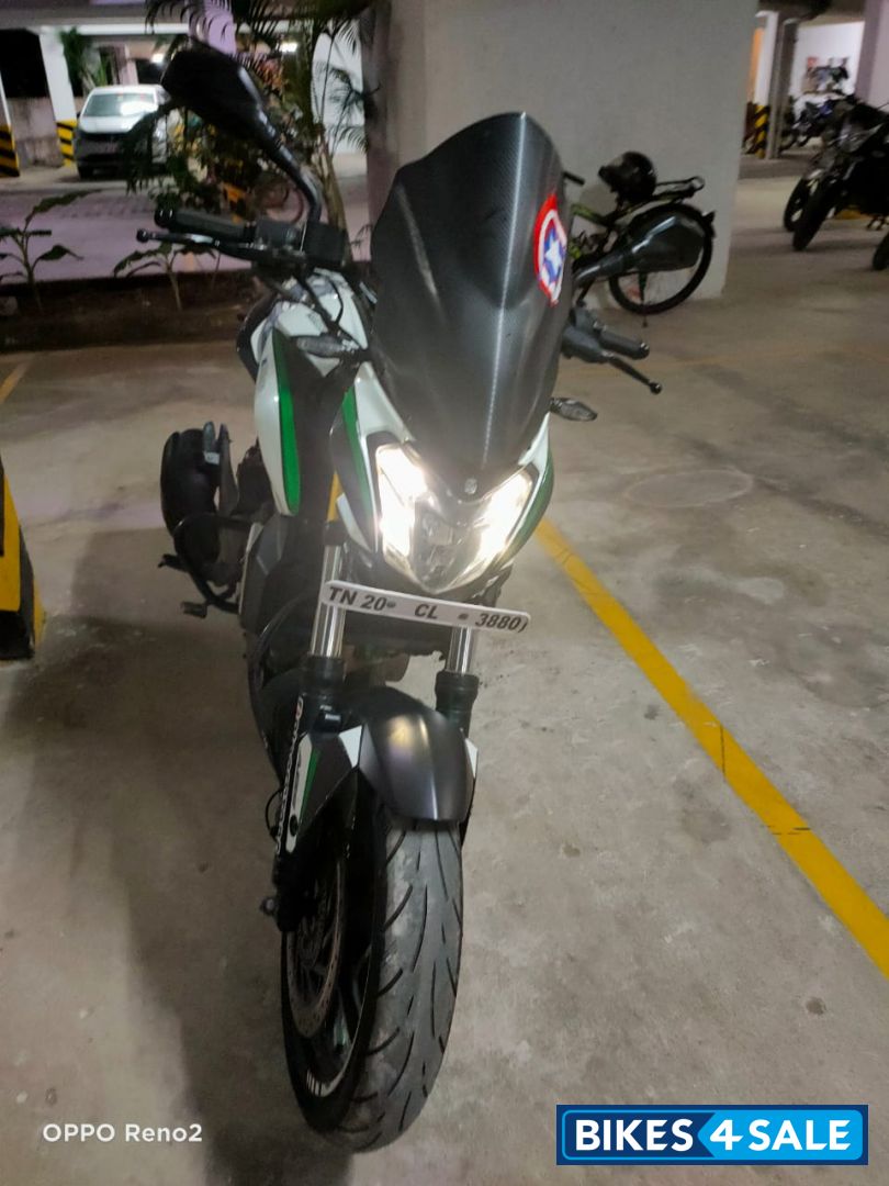 White Bajaj Dominar 400