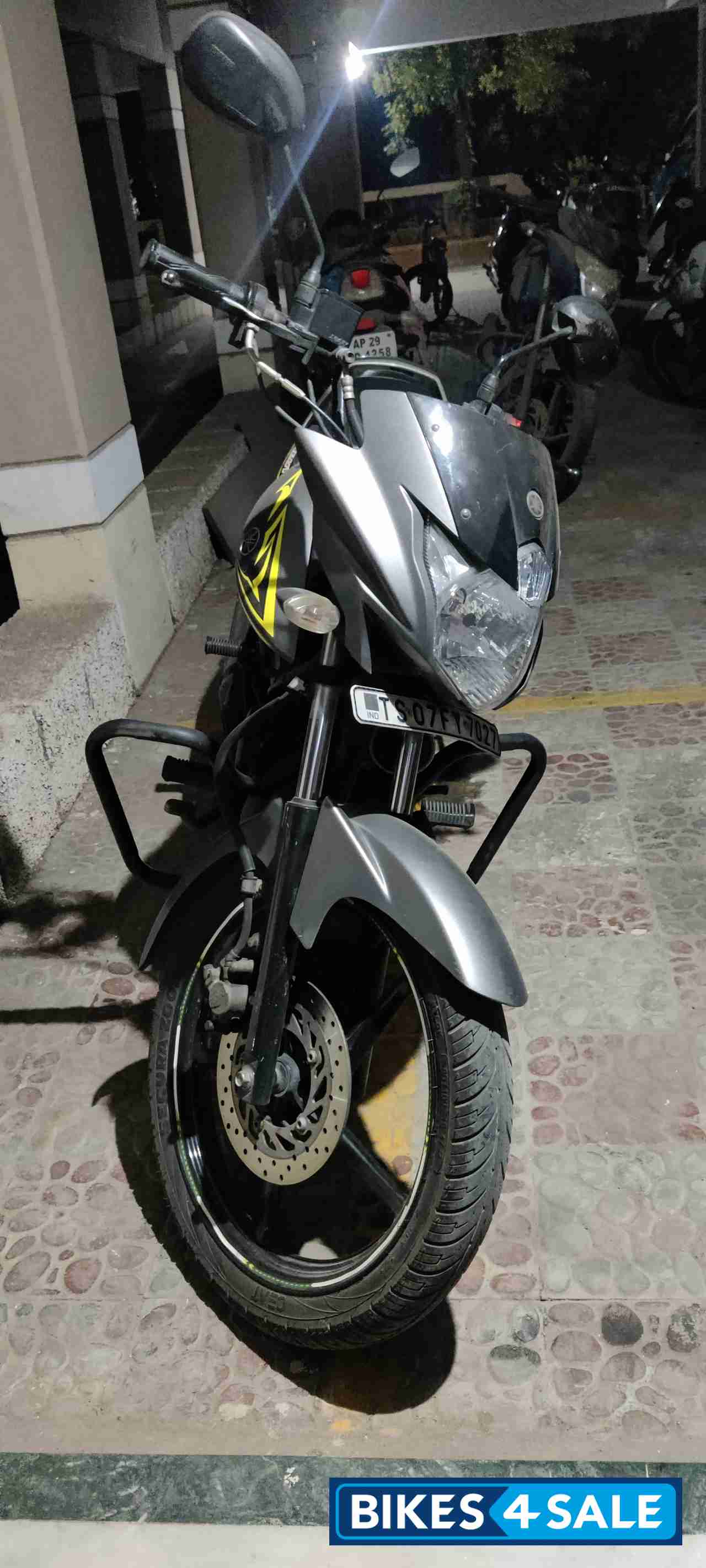 Grey Black Yamaha Saluto 125