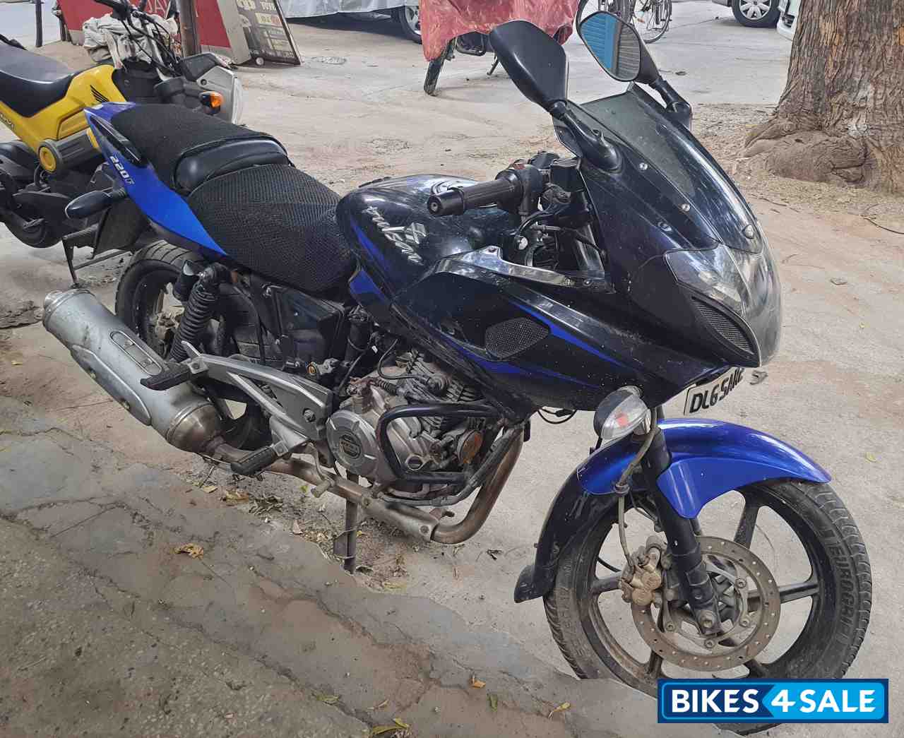 Bajaj Pulsar 220F