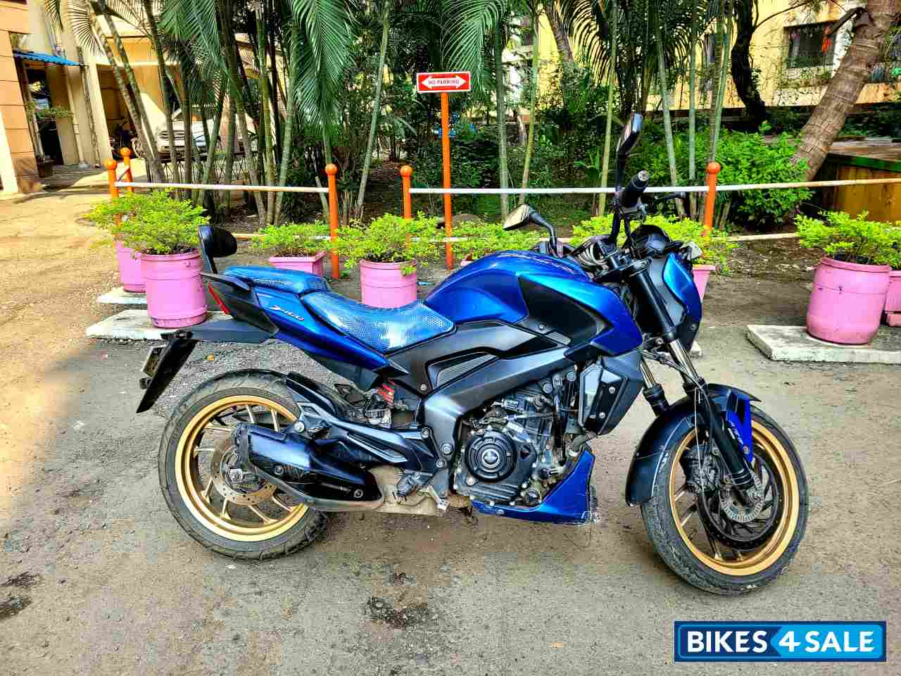 Blue Bajaj Dominar 400 Disc