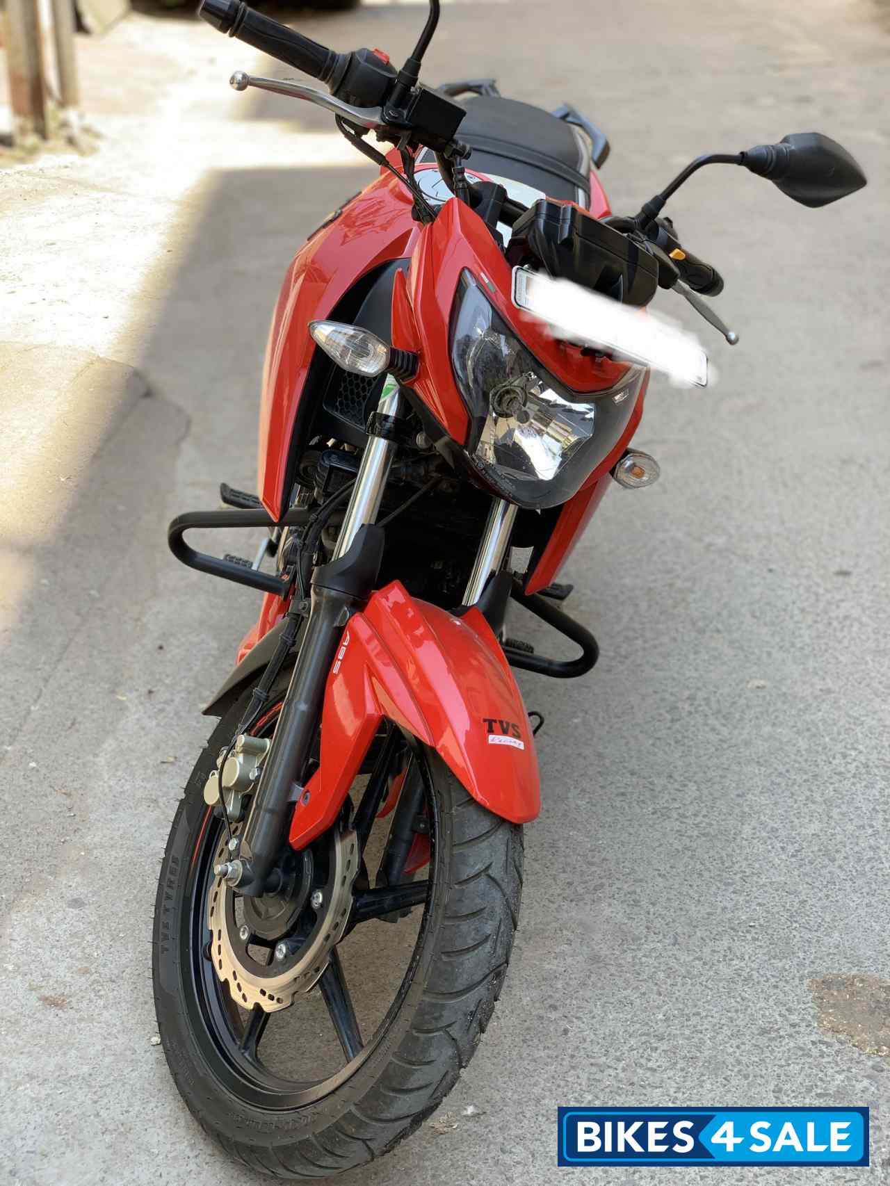 Red TVS Apache RTR 160 4V