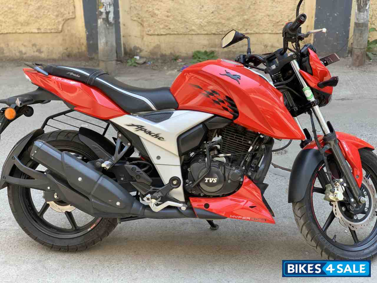 Red TVS Apache RTR 160 4V