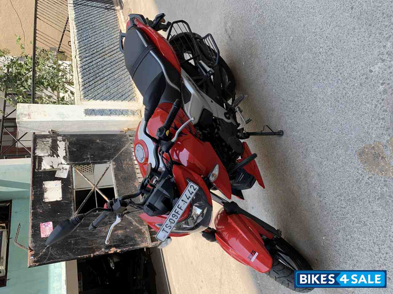 Red TVS Apache RTR 160 4V