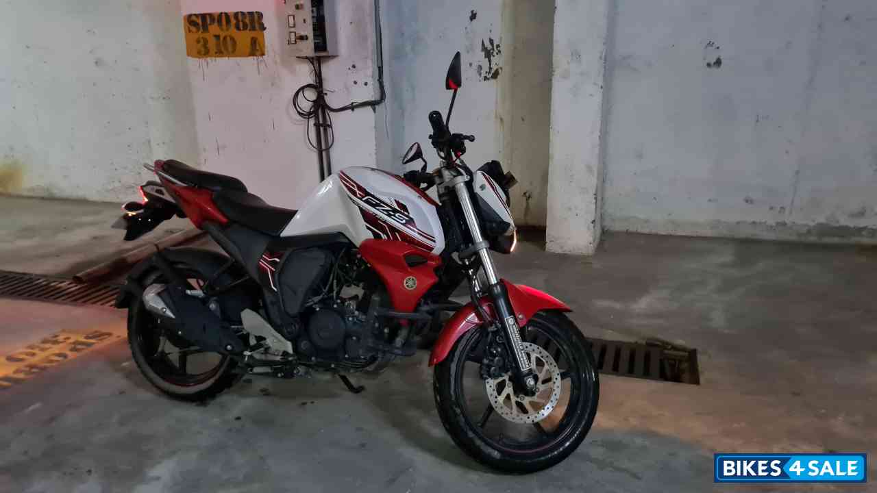 White And Red Yamaha FZ-S FI V2