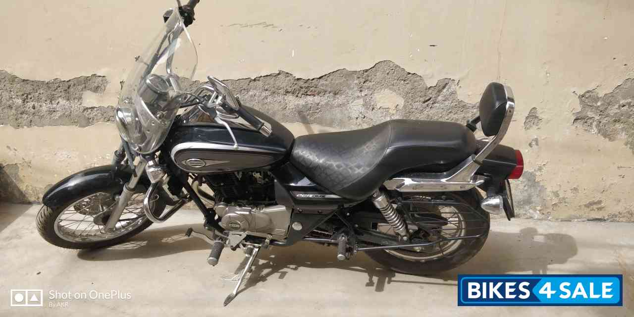 Black Bajaj Avenger Cruise 220