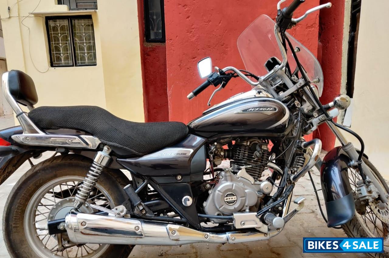 Black Bajaj Avenger Cruise 220