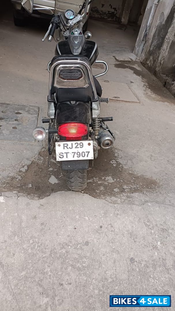 Black Bajaj Avenger Cruise 220