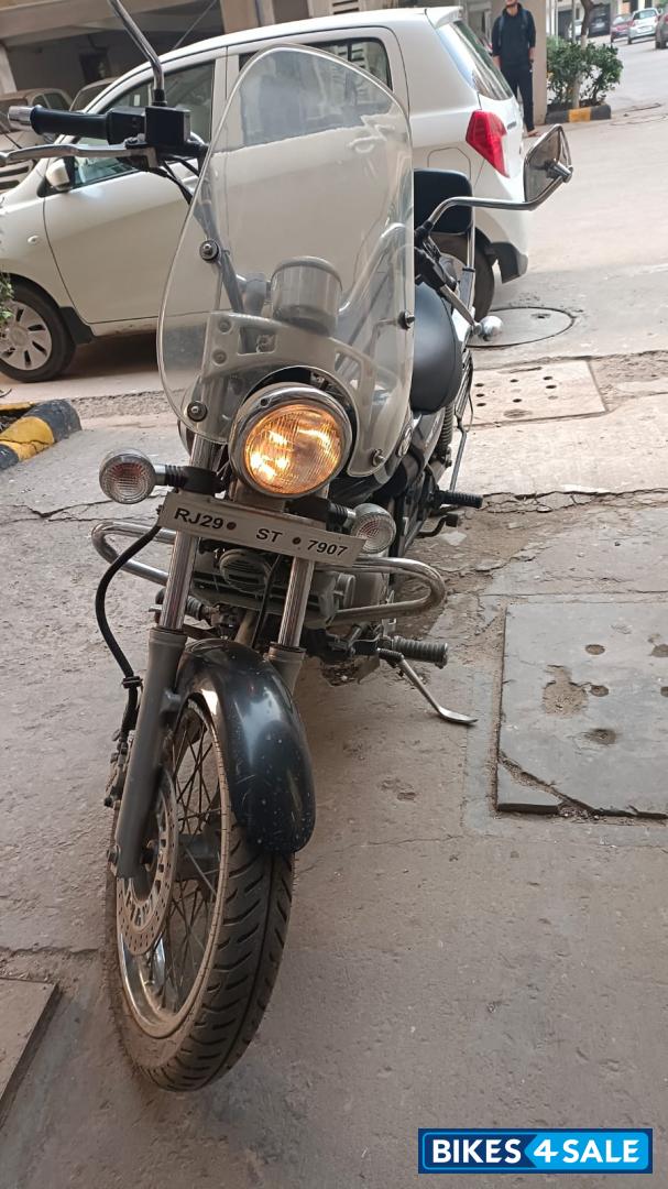 Black Bajaj Avenger Cruise 220