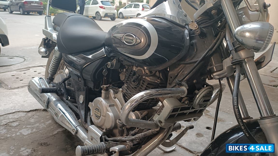 Black Bajaj Avenger Cruise 220