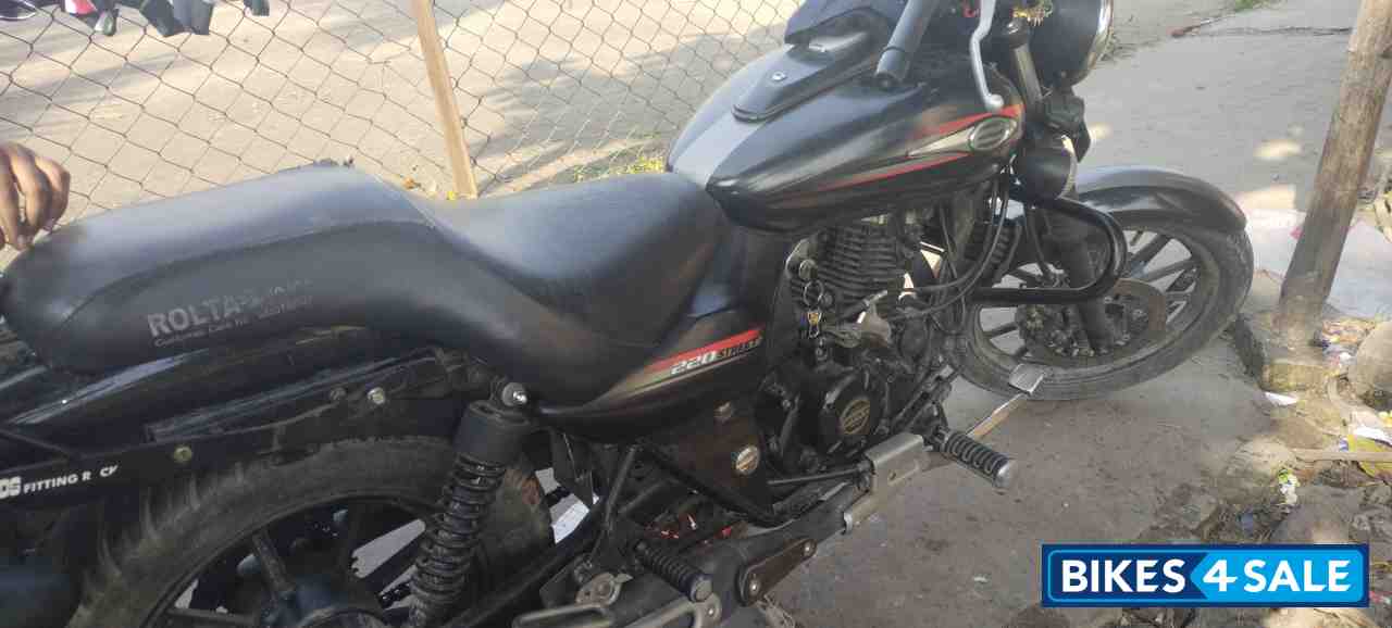 Black Bajaj Avenger Street 220