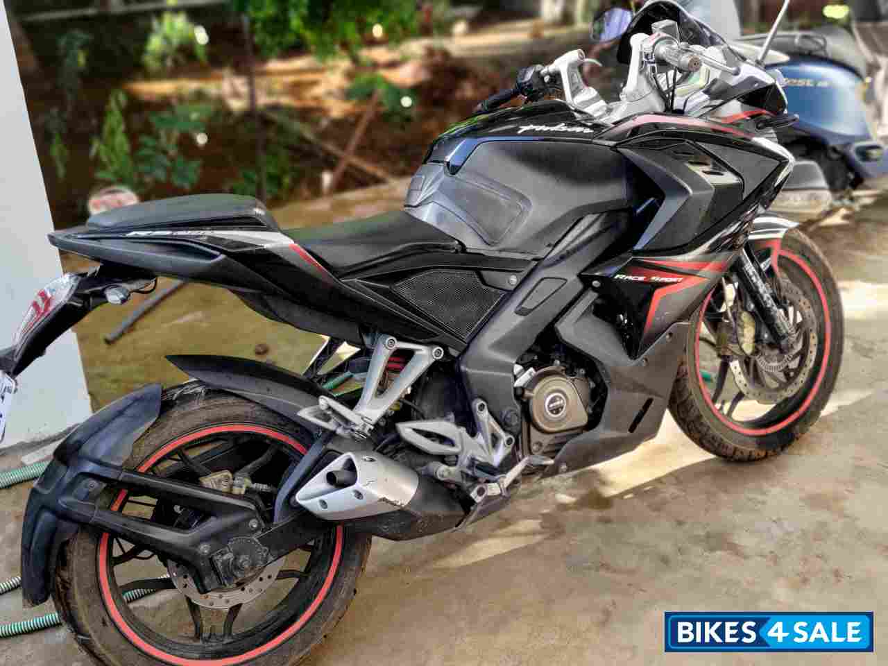 Black Bajaj Pulsar RS 200 ABS