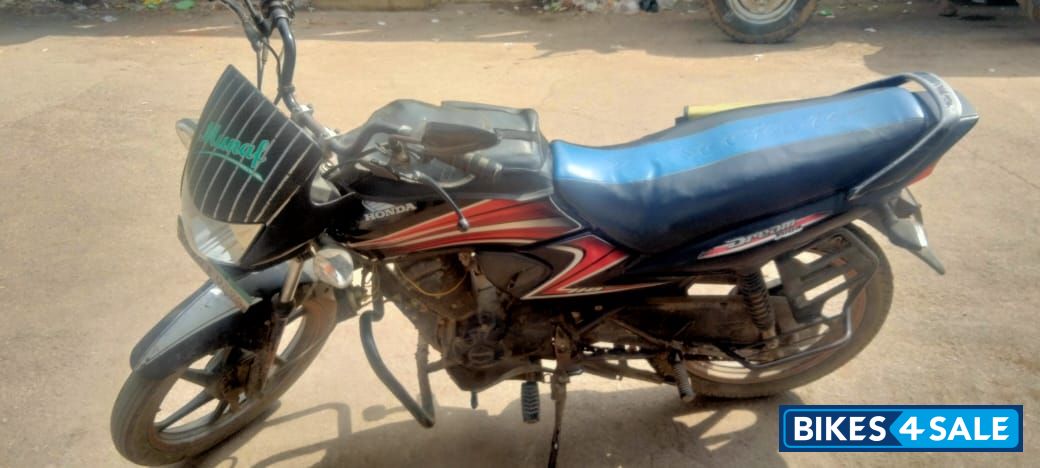 Black And Red Honda Dream Yuga