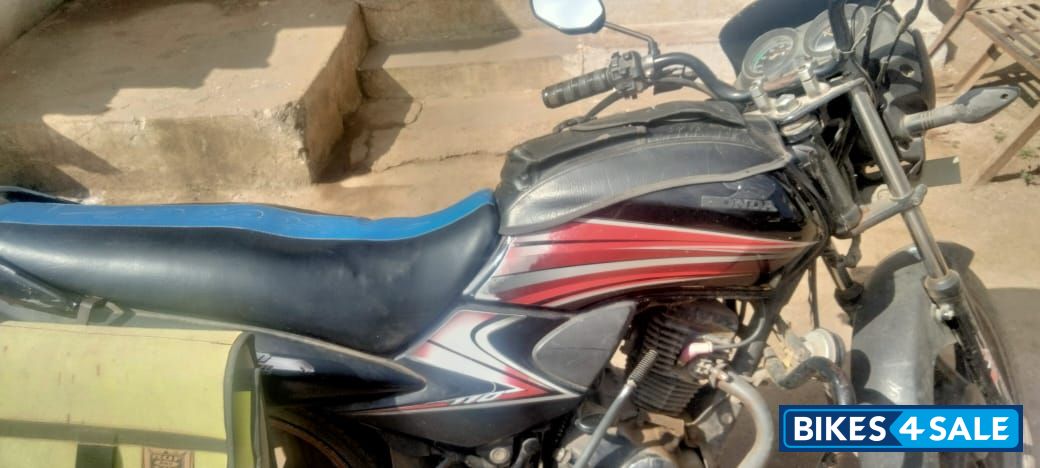 Black And Red Honda Dream Yuga