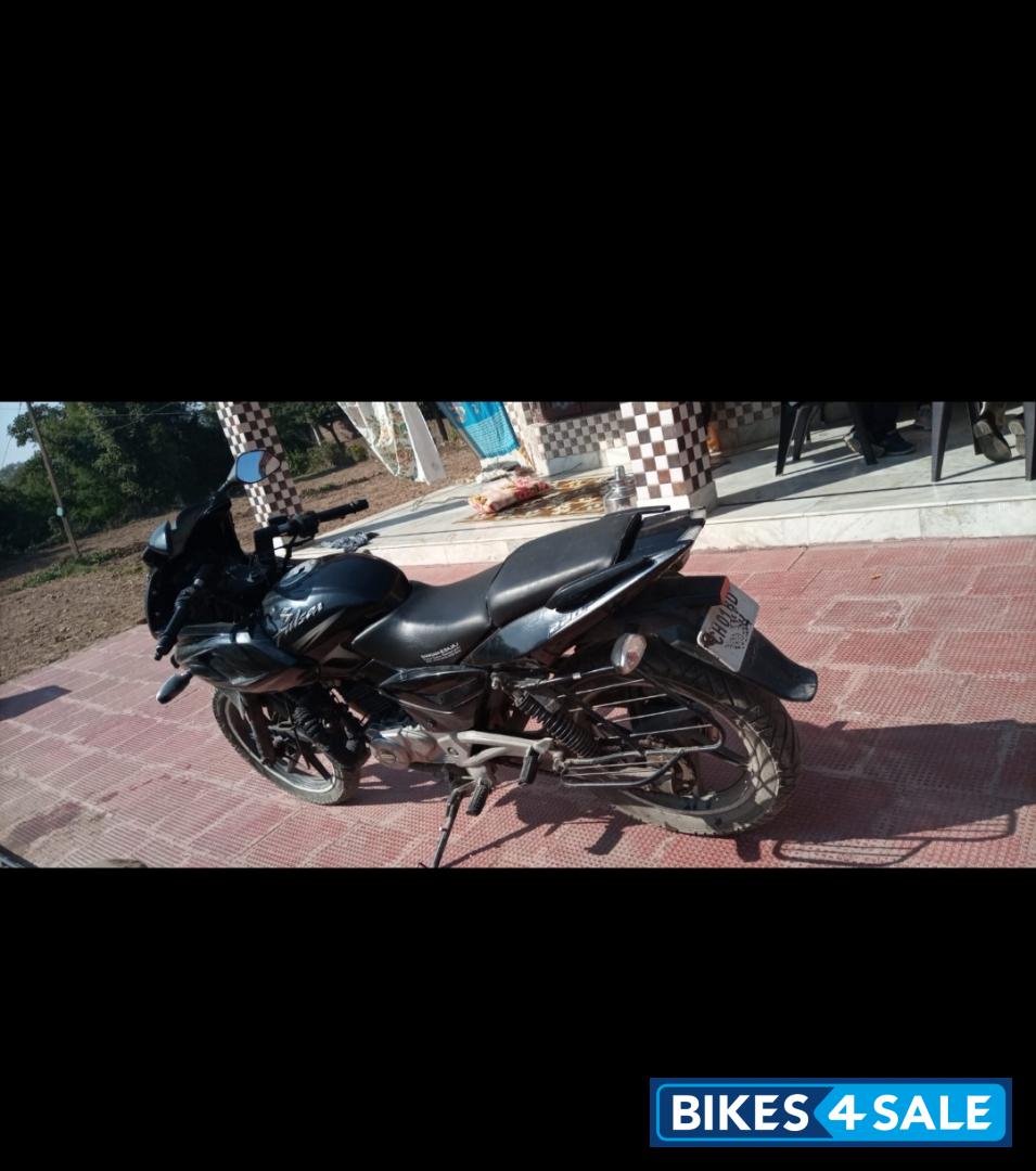 Black Bajaj Pulsar 220F