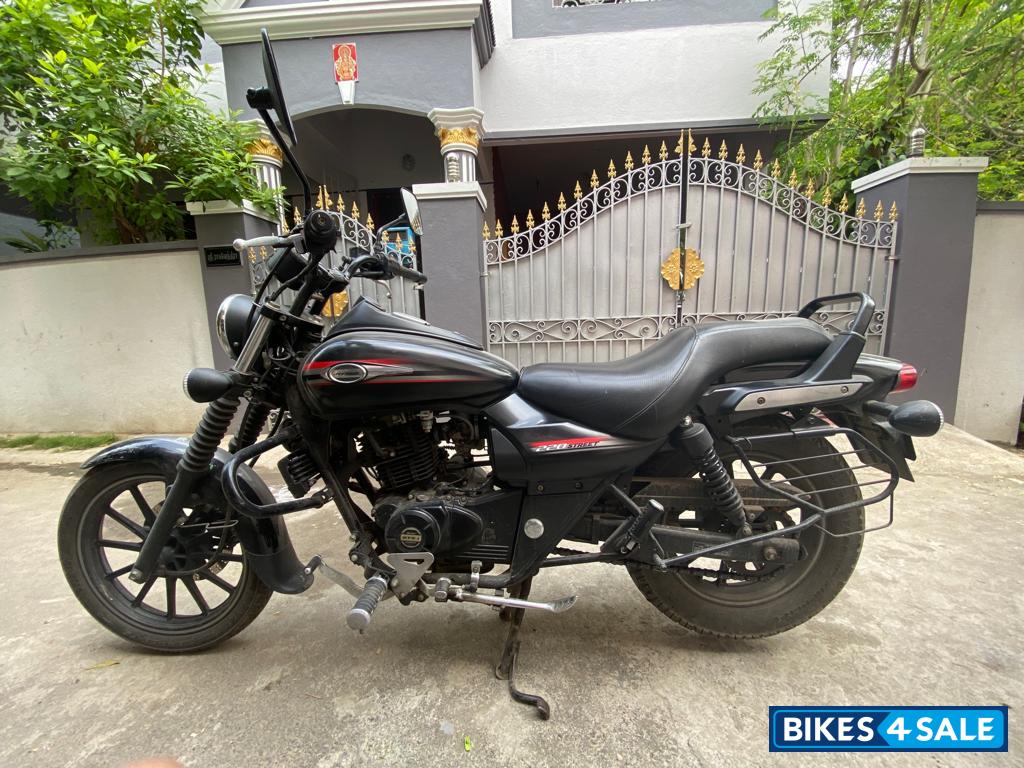 Black Bajaj Avenger 220 DTS-i