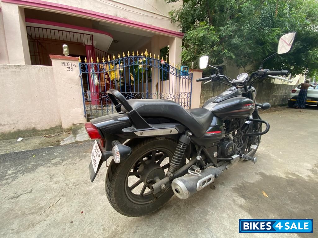 Black Bajaj Avenger 220 DTS-i