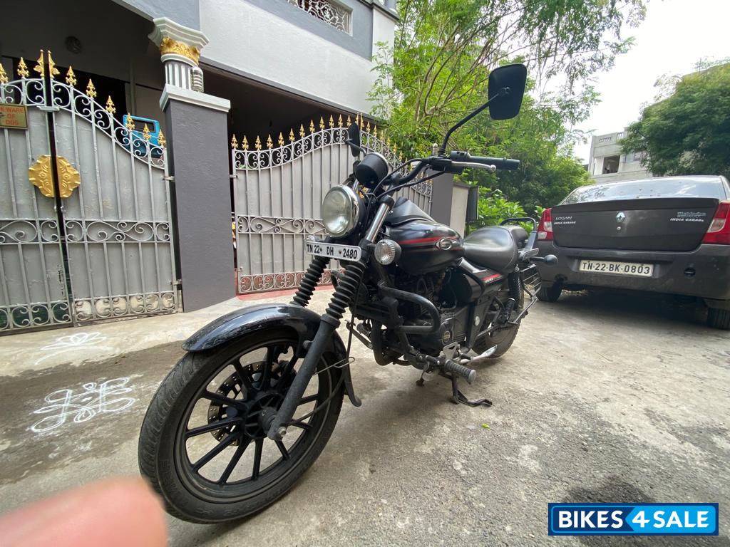 Black Bajaj Avenger 220 DTS-i