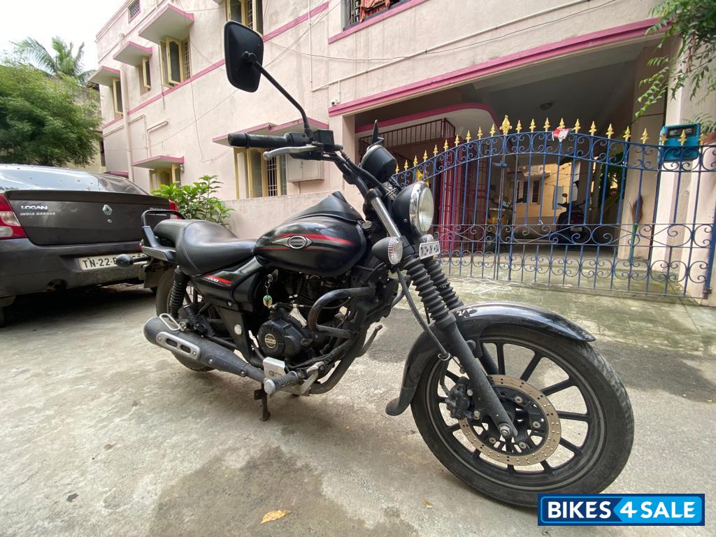 Black Bajaj Avenger 220 DTS-i