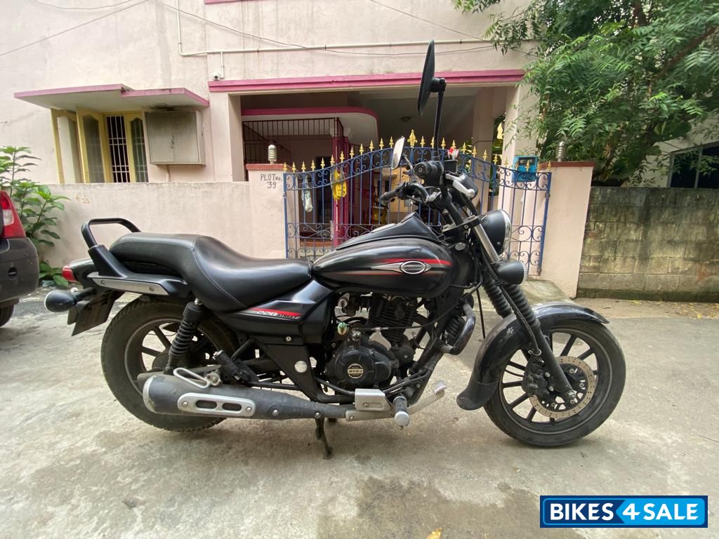Black Bajaj Avenger 220 DTS-i