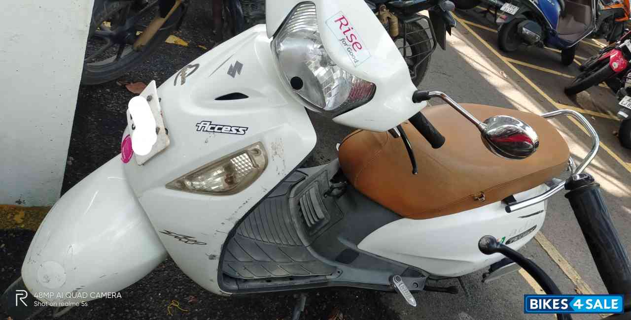 White Suzuki Access 125 Special Edition