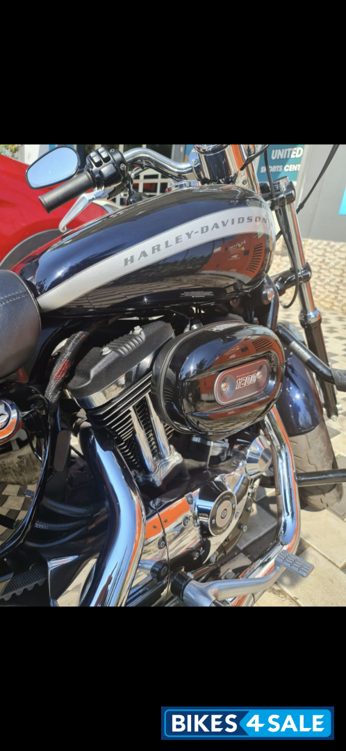 Black Harley Davidson 1200 Custom 2020