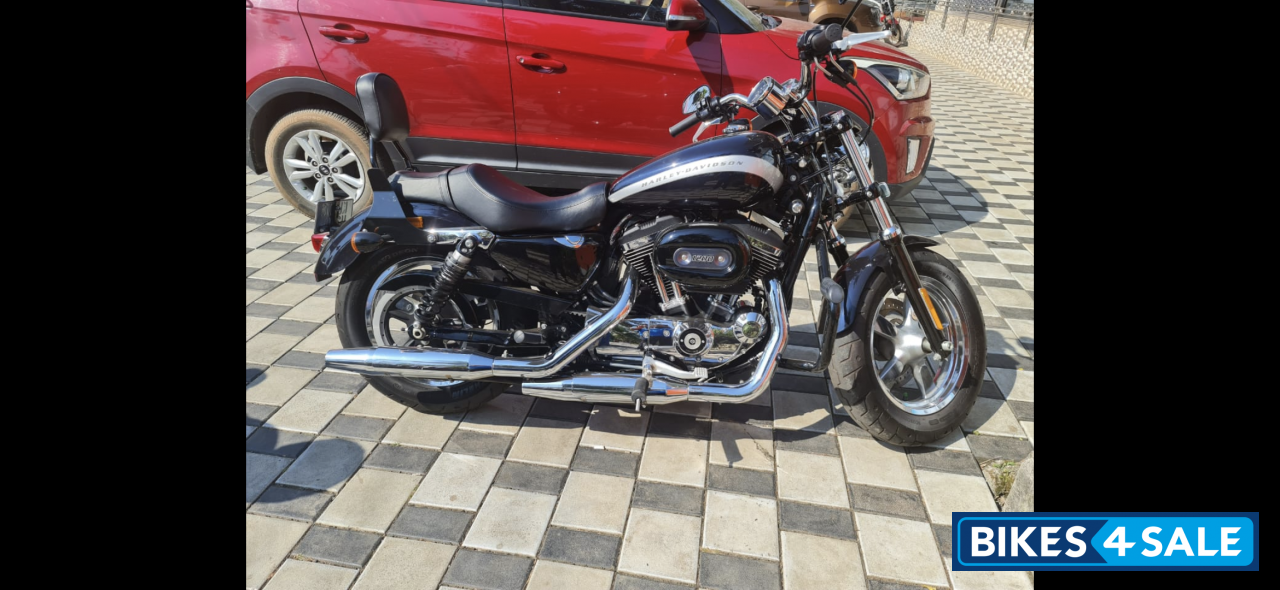 Black Harley Davidson 1200 Custom 2020