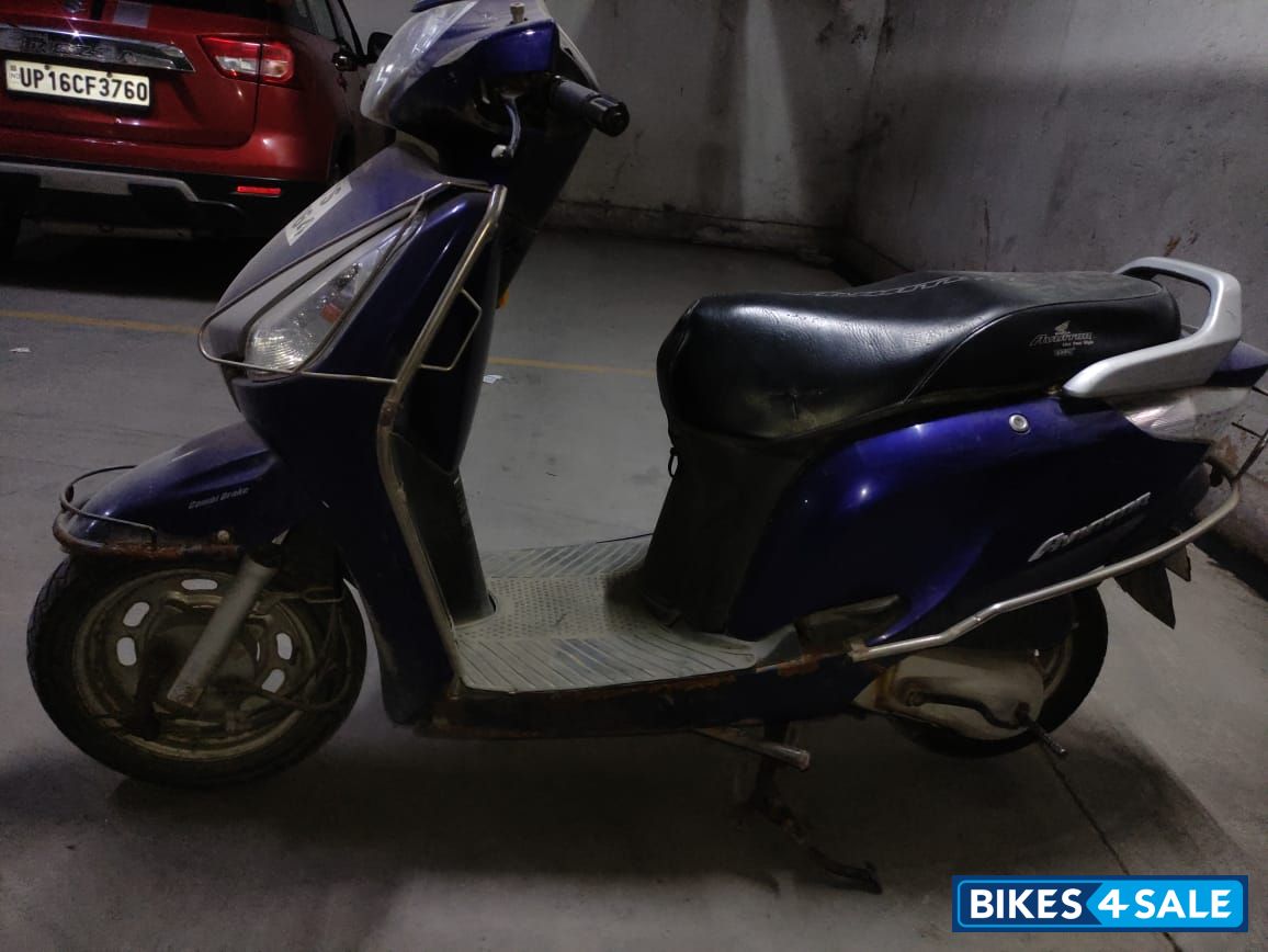 Blue Honda Aviator