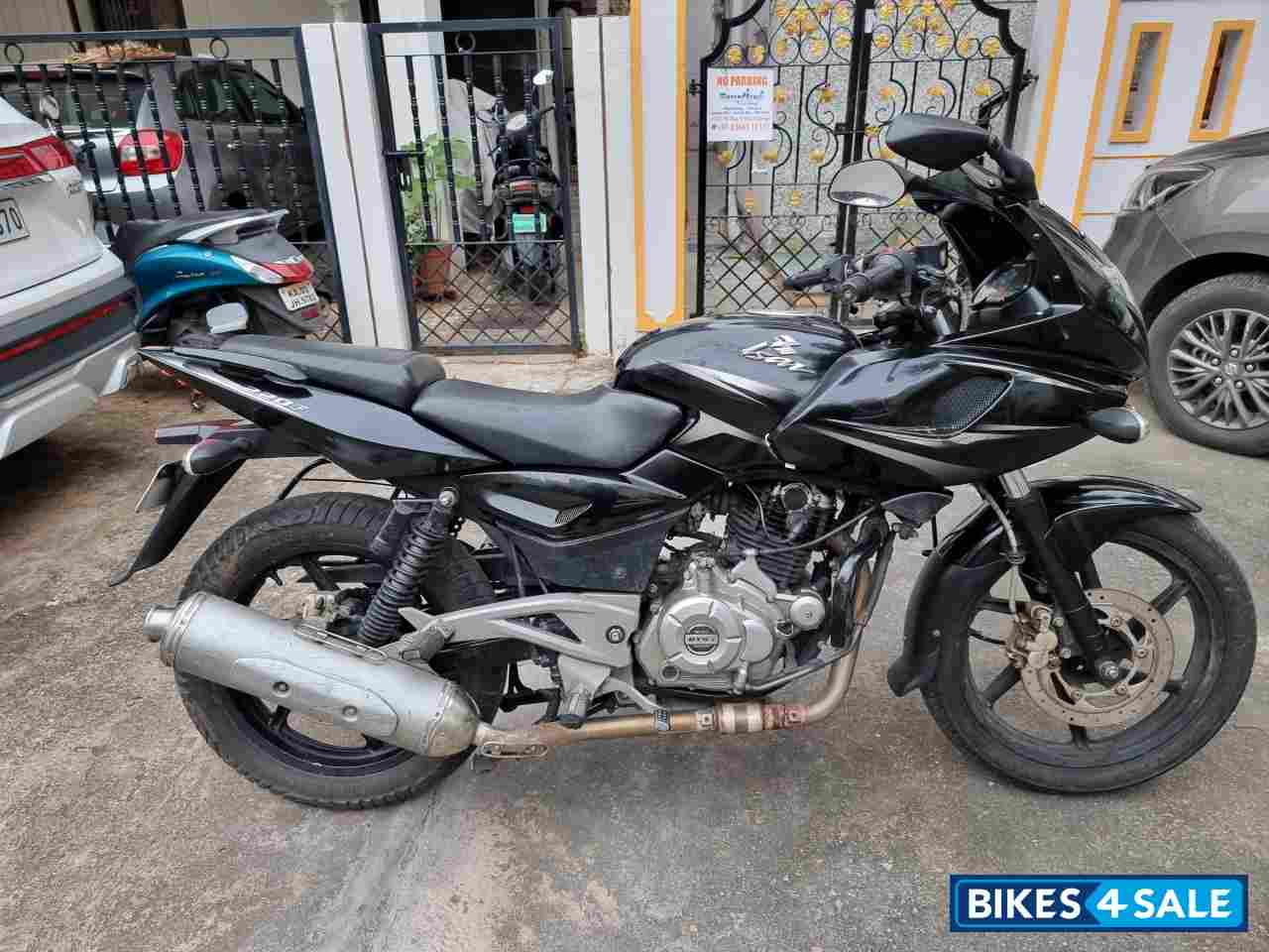 Black Bajaj Pulsar 220 DTSi