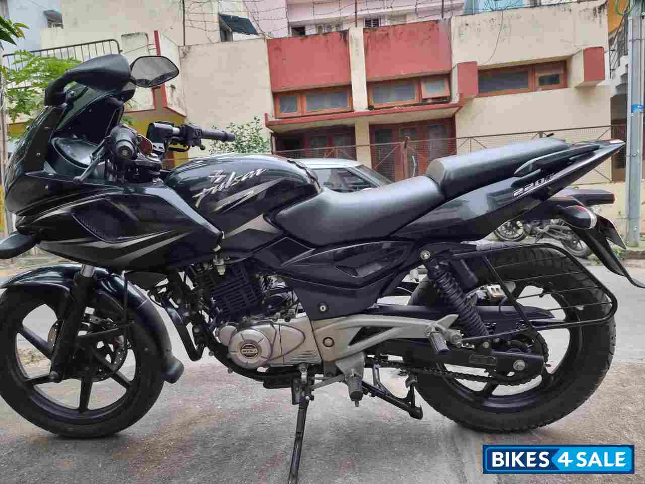 Black Bajaj Pulsar 220 DTSi