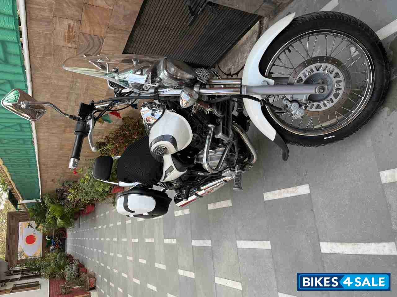 White Bajaj Avenger Cruise 220