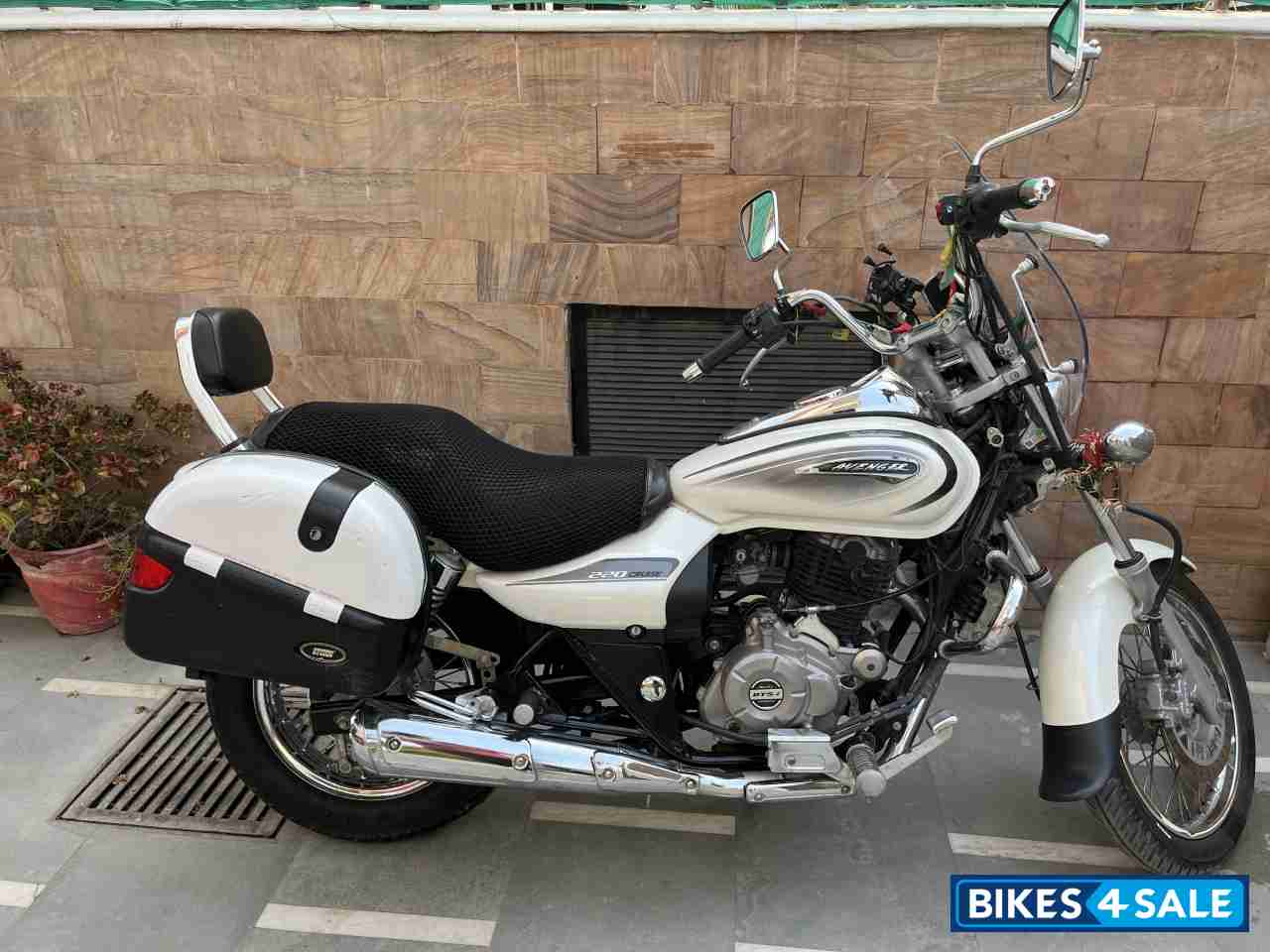 White Bajaj Avenger Cruise 220