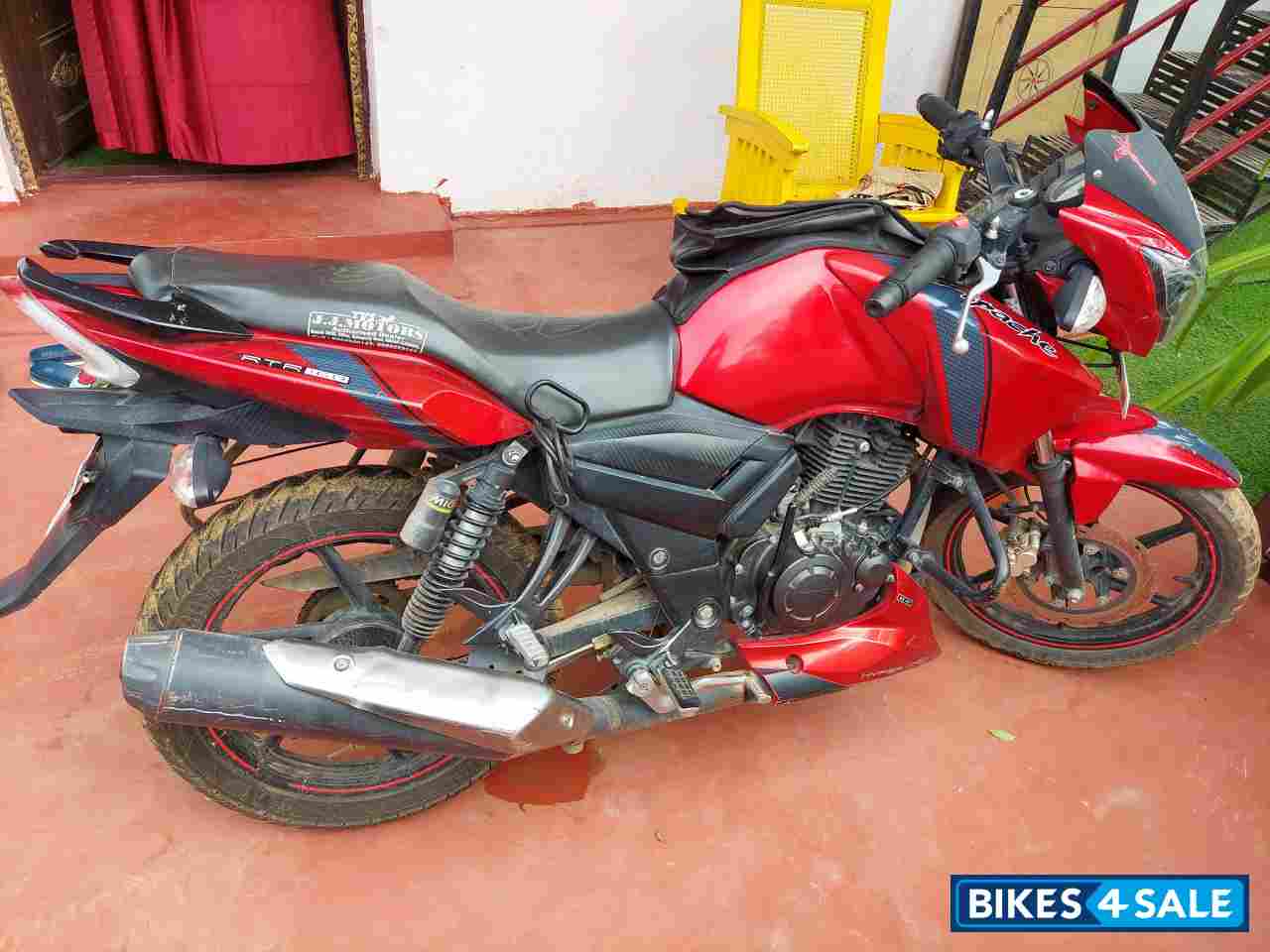 Red TVS Apache RTR 160