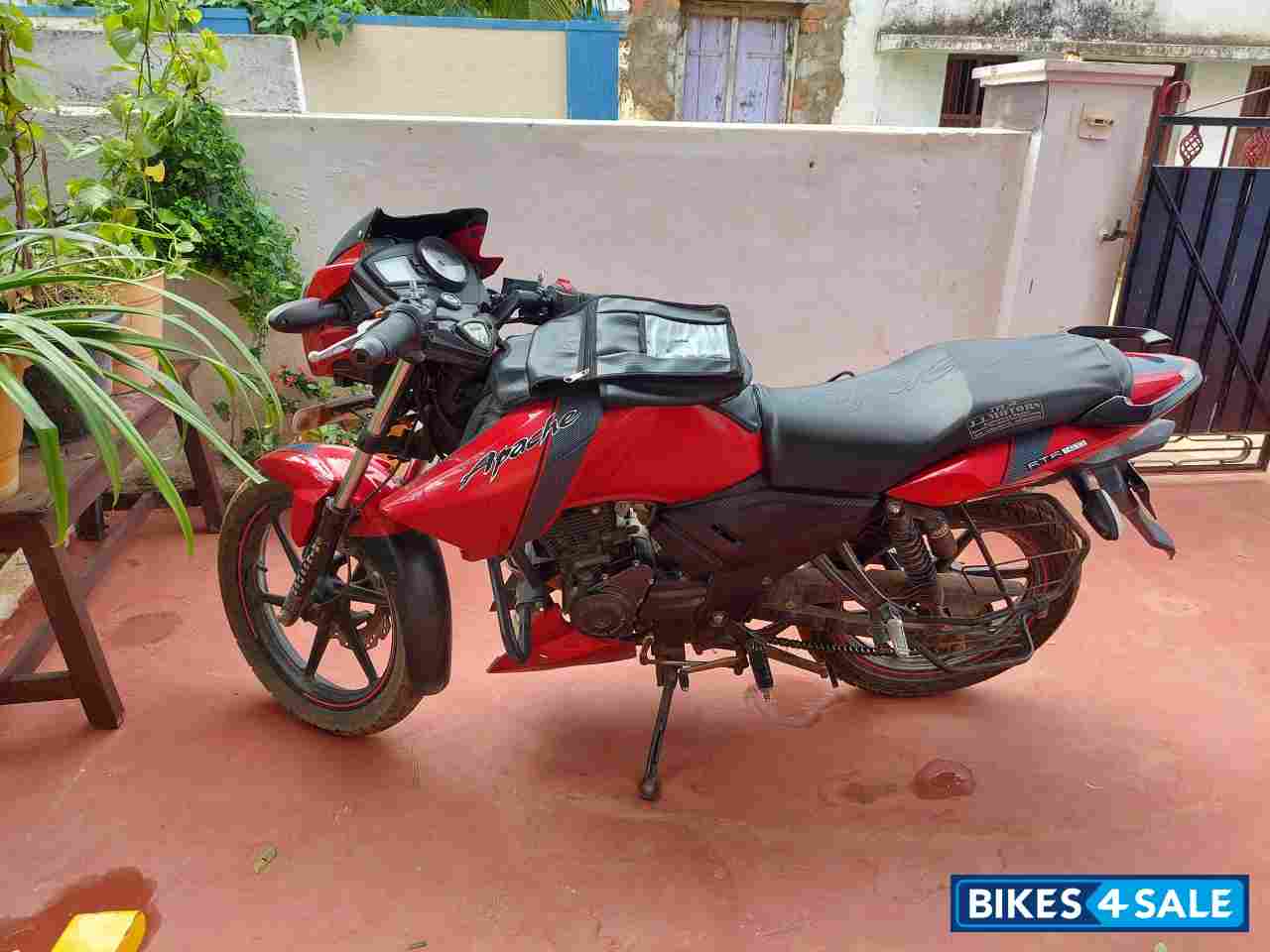 Red TVS Apache RTR 160
