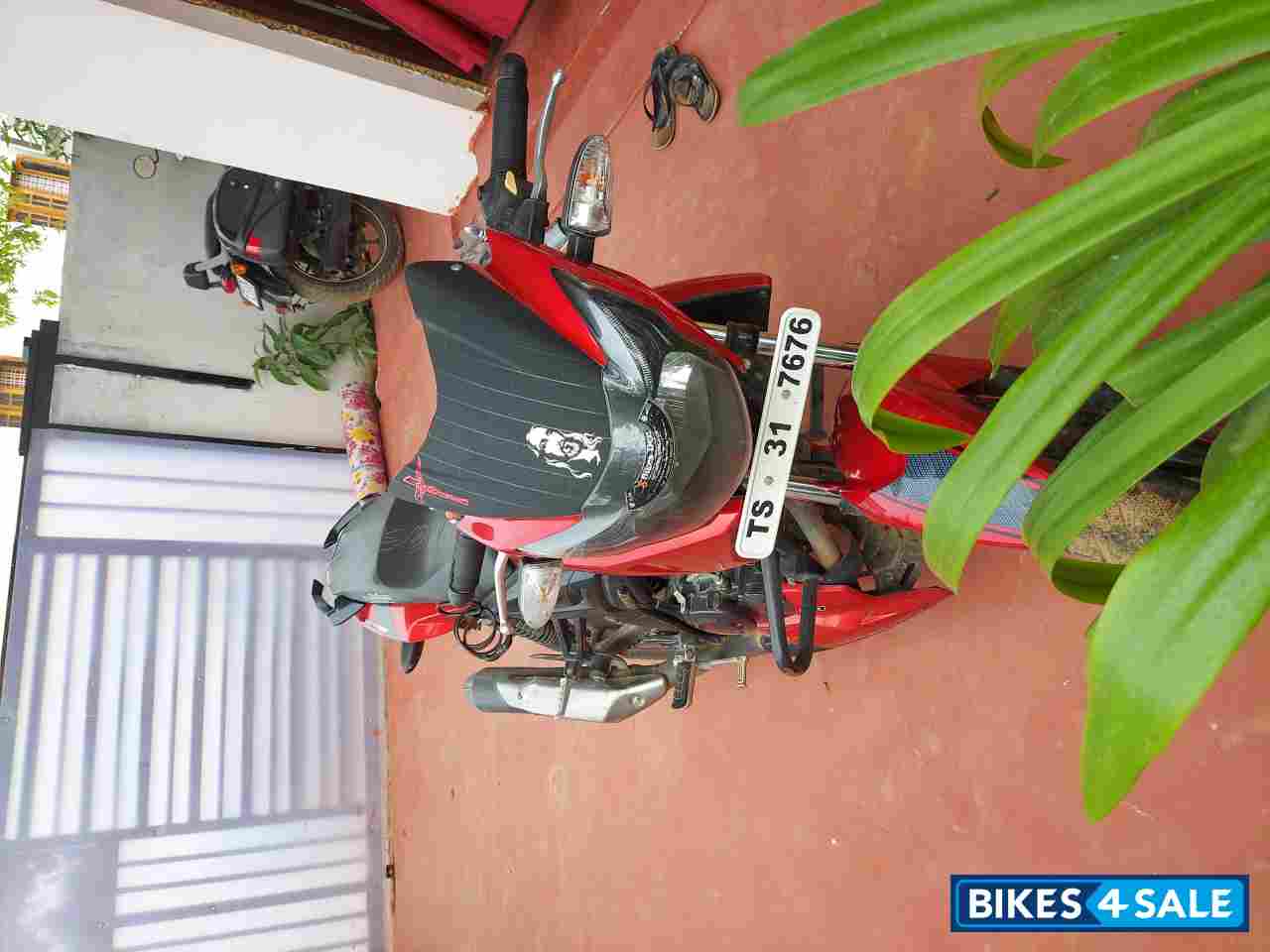 Red TVS Apache RTR 160