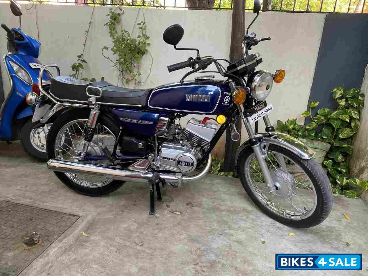 Maroon Yamaha RX 135